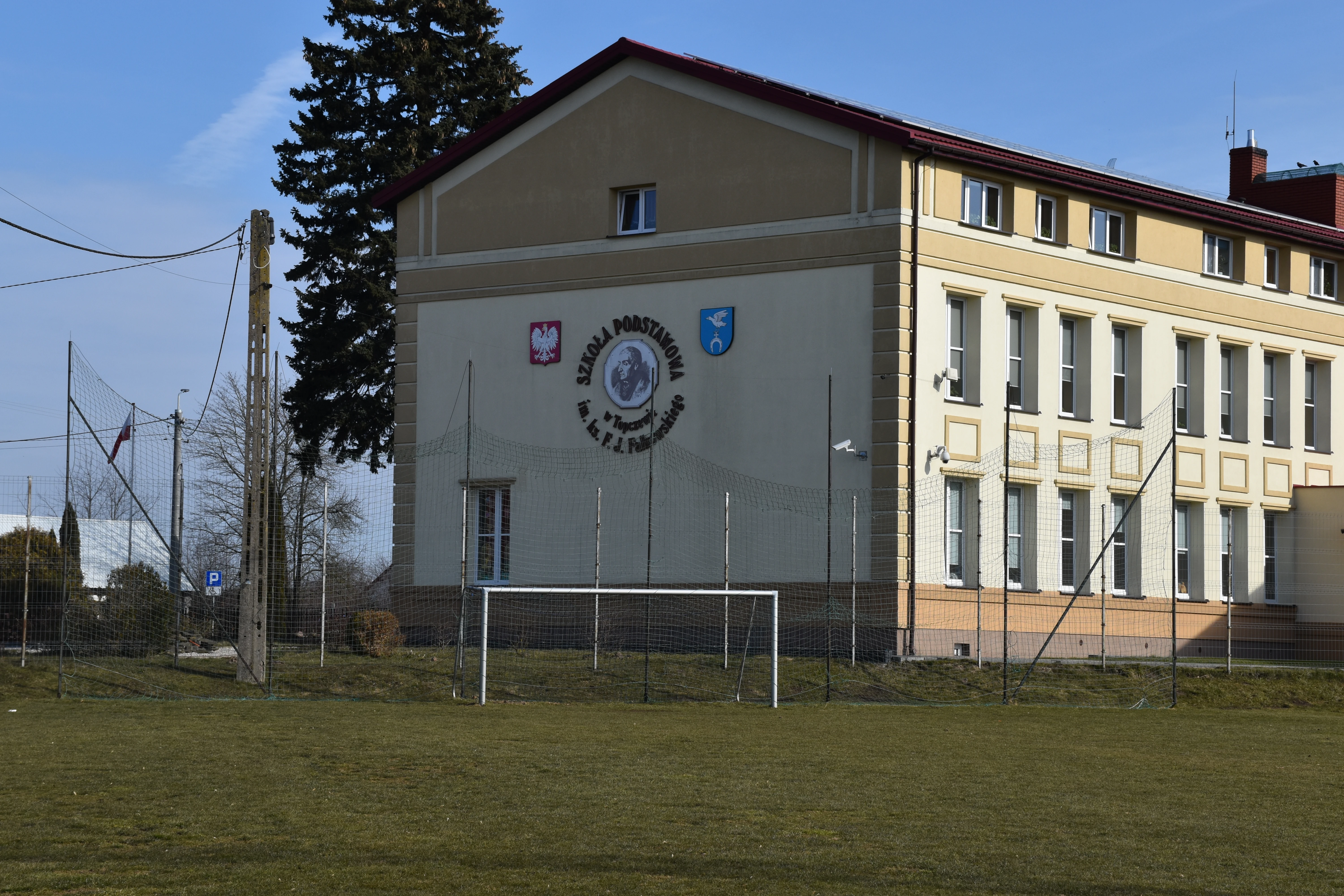 Boisko szkolne i budynek główny